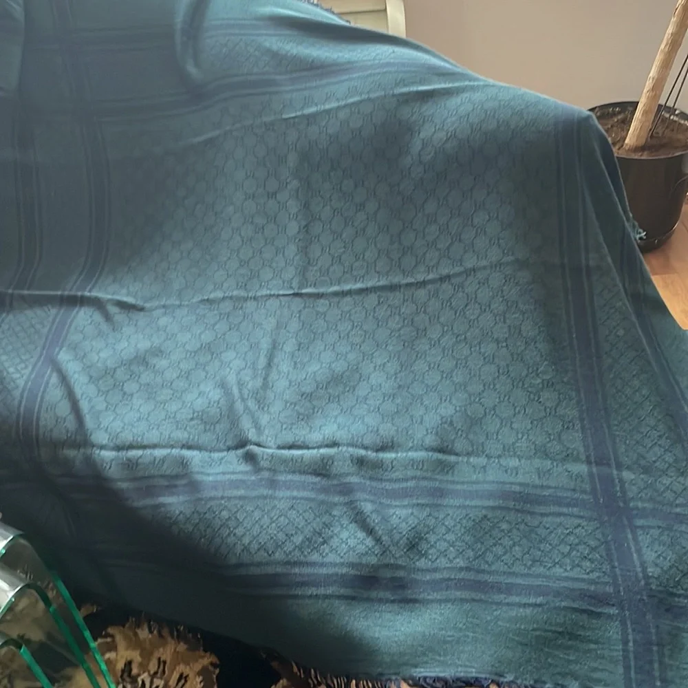 Authentic gucci scarf (unisex)